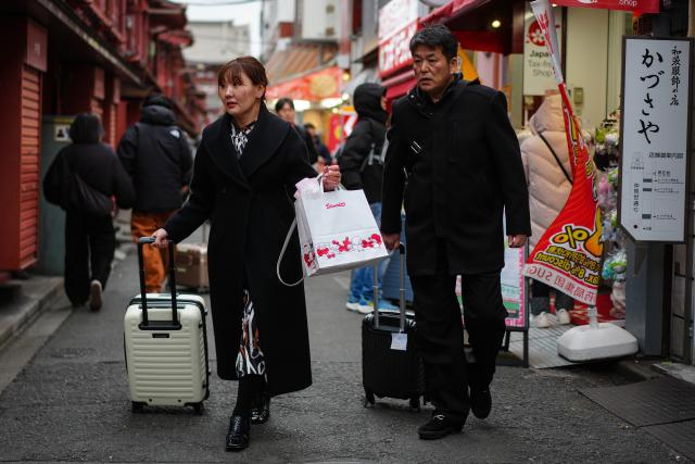 (260124) -- TOKYO, Jan. 24, 2026 (Xinhua) -- Tourists visit the vicinity of the Senso-ji Temple in Tokyo, Japan, Jan. 20, 2026. The number of visitors from the Chinese mainland to Japan plunged 45.3 percent from a year earlier in December 2025, official data showed.
   Tourists from the Chinese mainland fell to about 330,400 people in December 2025, the Japan National Tourism Organization (JNTO) said on Wednesday. (Xinhua/Jia Haocheng)