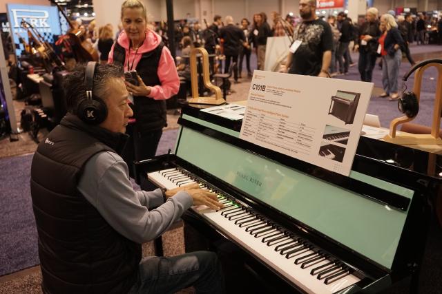 (260124) -- ANAHEIM, Jan. 24, 2026 (Xinhua) -- A visitor plays a piano at the booth of Pearl River Piano during the 2026 National Association of Music Merchants Show at the Anaheim Convention Center in Southern California, the United States, Jan. 22, 2026. TO GO WITH "Roundup: Chinese innovation stands out at leading North American music industry show" (Photo by Zeng Hui/Xinhua)