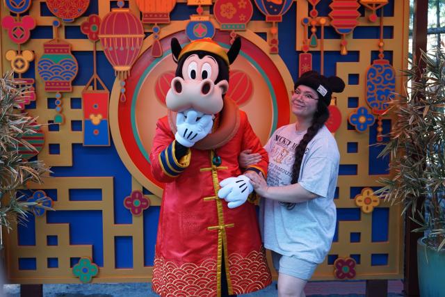 (260124) -- ANAHEIM, Jan. 24, 2026 (Xinhua) -- A performer in costume of classic Disney animated character Horace Horsecollar interacts with a visitor at Disney California Adventure Park in Anaheim, California, the United States, Jan. 23, 2026. Disneyland Resort kicked off its annual Lunar New Year celebrations on Friday, transforming the park into a vibrant showcase of Asian cultures, cuisine and traditions that continues to attract growing interest from U.S. visitors.
   TO GO WITH "Feature: Disneyland's Lunar New Year celebrations offer immersive window into Asian cultures" (Photo by Zeng Hui/Xinhua)