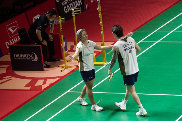 (260124) -- JAKARTA, Jan. 24, 2026 (Xinhua) -- Chen Tang Jie (R)/Toh Ee Wei of Malaysia celebrate after winning the mixed doubles semifinal match against Jiang Zhenbang/Wei Yaxin of China at the Indonesia Masters 2026 badminton tournament in Jakarta, Indonesia, Jan. 24, 2026. (Xinhua/Veri Sanovri)
