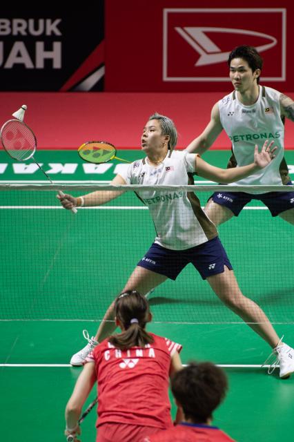 (260124) -- JAKARTA, Jan. 24, 2026 (Xinhua) -- Chen Tang Jie (1st R)/Toh Ee Wei (2nd R) of Malaysia compete during the mixed doubles semifinal match against Jiang Zhenbang/Wei Yaxin of China at the Indonesia Masters 2026 badminton tournament in Jakarta, Indonesia, Jan. 24, 2026. (Xinhua/Veri Sanovri)