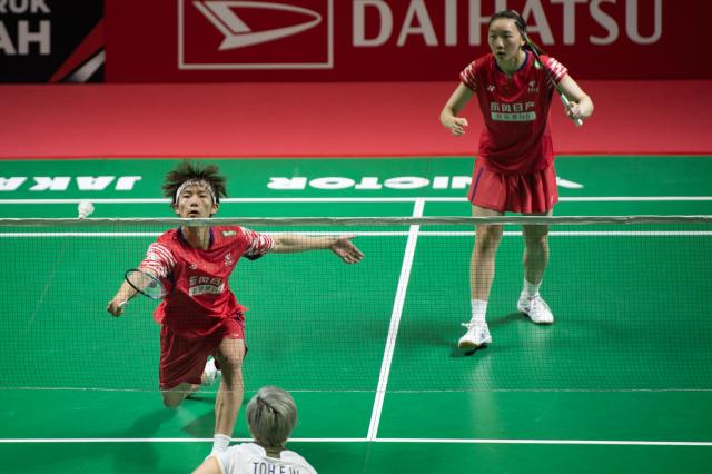 (260124) -- JAKARTA, Jan. 24, 2026 (Xinhua) -- Jiang Zhenbang (L)/Wei Yaxin of China compete during the mixed doubles semifinal match against Chen Tang Jie/Toh Ee Wei of Malaysia at the Indonesia Masters 2026 badminton tournament in Jakarta, Indonesia, Jan. 24, 2026. (Xinhua/Veri Sanovri)