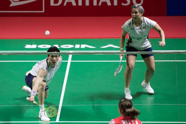 (260124) -- JAKARTA, Jan. 24, 2026 (Xinhua) -- Chen Tang Jie (L)/Toh Ee Wei of Malaysia compete during the mixed doubles semifinal match against Jiang Zhenbang/Wei Yaxin of China at the Indonesia Masters 2026 badminton tournament in Jakarta, Indonesia, Jan. 24, 2026. (Xinhua/Veri Sanovri)