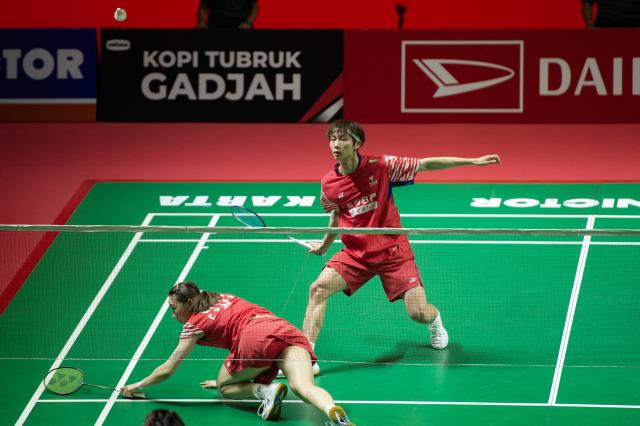(260124) -- JAKARTA, Jan. 24, 2026 (Xinhua) -- Jiang Zhenbang/Wei Yaxin (L) of China compete during the mixed doubles semifinal match against Chen Tang Jie/Toh Ee Wei of Malaysia at the Indonesia Masters 2026 badminton tournament in Jakarta, Indonesia, Jan. 24, 2026. (Xinhua/Veri Sanovri)