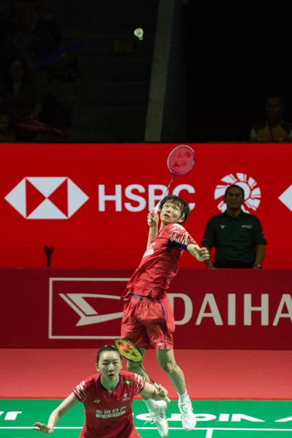 (260124) -- JAKARTA, Jan. 24, 2026 (Xinhua) -- Jiang Zhenbang (top)/Wei Yaxin of China compete during the mixed doubles semifinal match against Chen Tang Jie/Toh Ee Wei of Malaysia at the Indonesia Masters 2026 badminton tournament in Jakarta, Indonesia, Jan. 24, 2026. (Xinhua/Veri Sanovri)