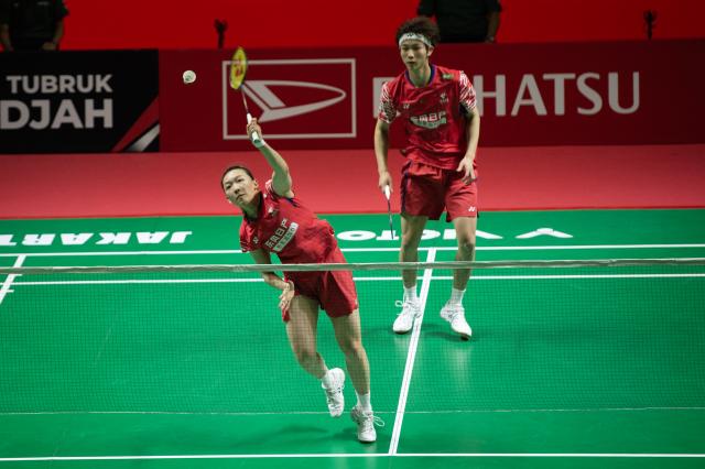 (260124) -- JAKARTA, Jan. 24, 2026 (Xinhua) -- Jiang Zhenbang/Wei Yaxin (L) of China compete during the mixed doubles semifinal match against Chen Tang Jie/Toh Ee Wei of Malaysia at the Indonesia Masters 2026 badminton tournament in Jakarta, Indonesia, Jan. 24, 2026. (Xinhua/Veri Sanovri)