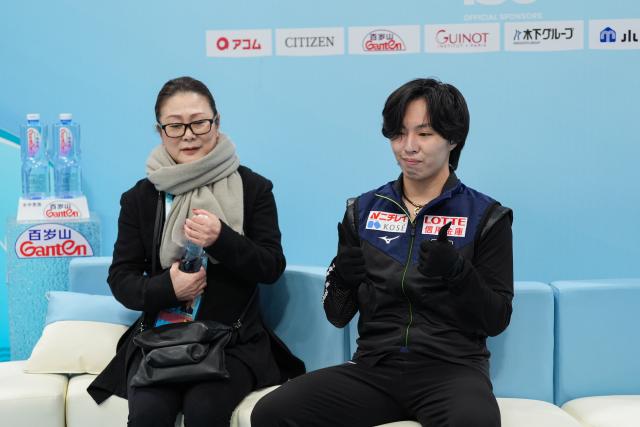 (260124) -- BEIJING, Jan. 24, 2026 (Xinhua) -- Kao Miura (R) of Japan reacts after the men's short program at the ISU Four Continents Figure Skating Championships in Beijing, China, Jan. 24, 2026. (Xinhua/Xie Han)