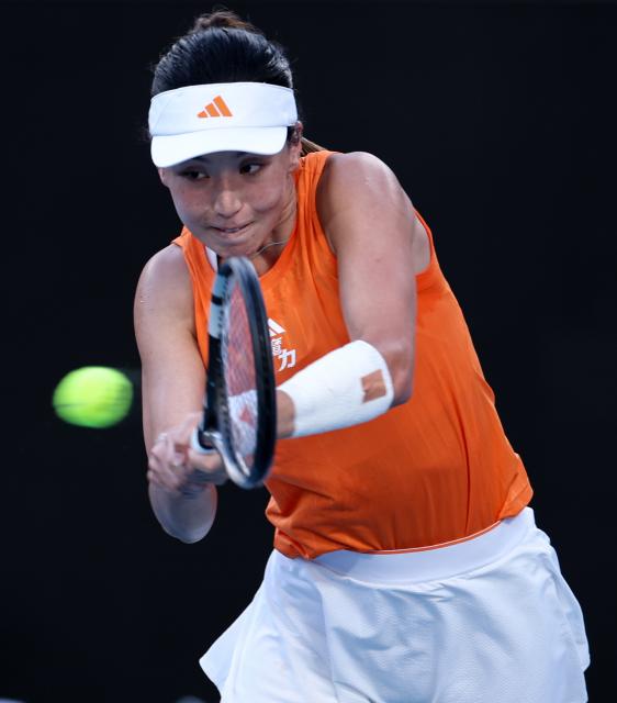 (260124) -- MELBOURNE, Jan. 24, 2026 (Xinhua) -- Wang Xinyu hits a return during the women's singles 3rd round match between Wang Xinyu of China and Linda Noskova of the Czech Republic at the Australian Open 2026 tennis tournament in Melbourne, Australia, Jan. 24, 2026. (Xinhua/Ma Ping)