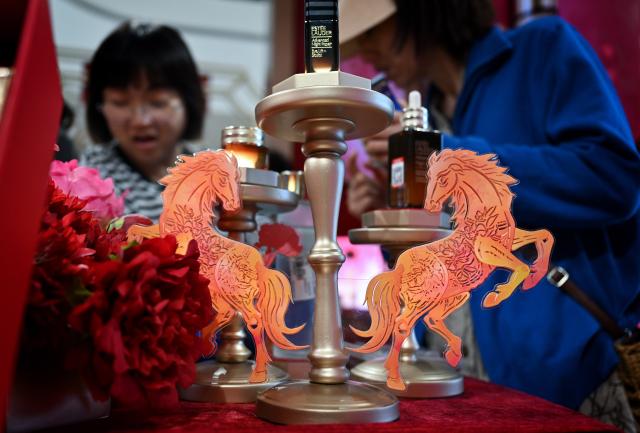 (260124) -- HAIKOU, Jan. 24, 2026 (Xinhua) -- This photo taken on Jan. 24, 2026 shows Year of the Horse decorations at Haikou International Duty Free Shopping Complex in Haikou, south China's Hainan Province. With the Year of the Horse approaching, many international brands have incorporated Chinese zodiac culture and traditional Chinese design elements into their products, launching Year of the Horse editions to compete in the Chinese Lunar New Year market. (Xinhua/Guo Cheng)