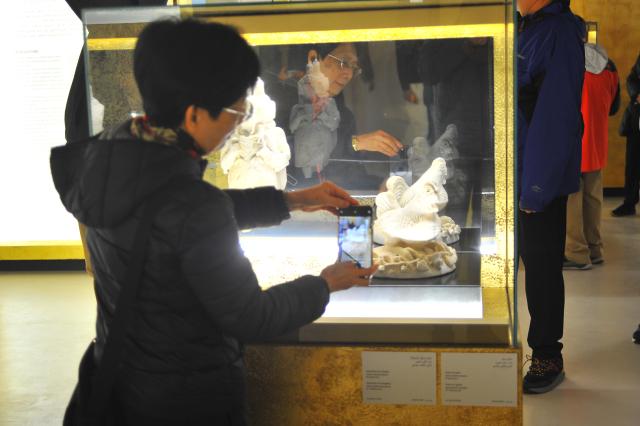 (260124) -- TUNIS, Jan. 24, 2026 (Xinhua) -- A visitor takes photos of an exhibit at the Bardo National Museum in Tunis, capital of Tunisia, Jan. 24, 2026. Featuring archaeological pieces, including sculptures, fragments, terracotta, from the site of Zama, the exhibition inaugurated at the Bardo National Museum on Jan. 21 and will last until July 21. (Photo by Adel Ezzine/Xinhua)