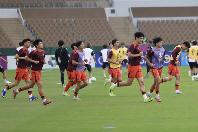 (260124) -- JEDDAH, Jan. 24, 2026 (Xinhua) -- Players of China warm up before the 2026 AFC U23 Asian Cup final match between China and Japan in Jeddah, Saudi Arabia, Jan. 24, 2026. (Xinhua/Wang Haizhou)