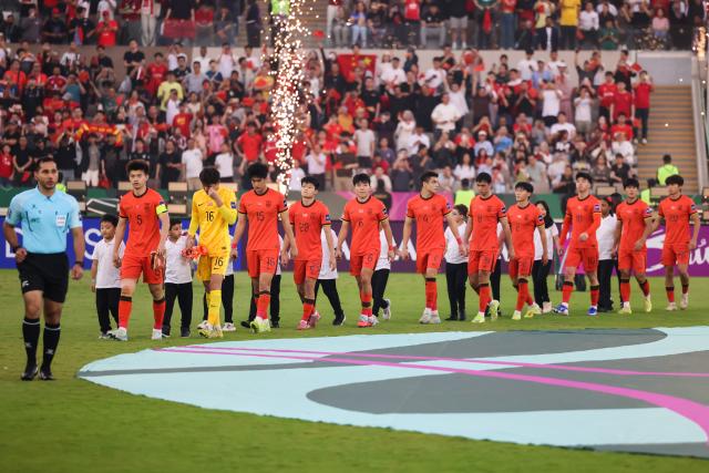 (260124) -- JEDDAH, Jan. 24, 2026 (Xinhua) -- China's starting players enter the field before the 2026 AFC U23 Asian Cup final match between China and Japan in Jeddah, Saudi Arabia, Jan. 24, 2026. (Xinhua/Wang Haizhou)