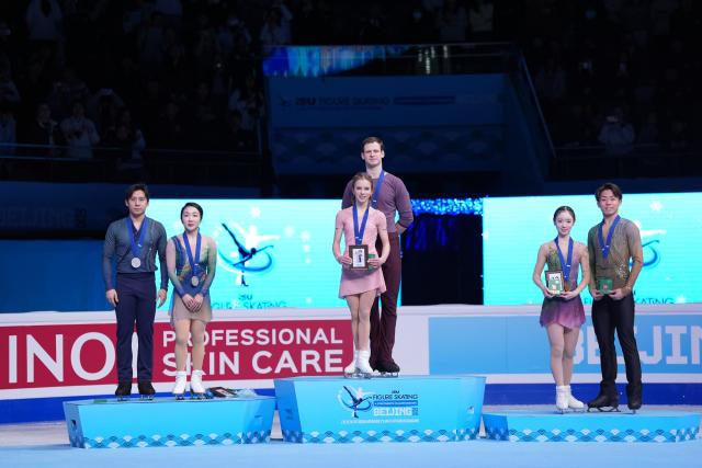 (260125) -- BEIJING, Jan. 25, 2026 (Xinhua) -- Gold medalists Alisa Efimova (front C)/Misha Mitrofanov (rear C) of the United States, silver medalists Sui Wenjing (2nd L)/Han Cong (1st L) of China, bronze medalists Nagaoka Yuna (2nd R)/Moriguchi Sumitada (1st R) of Japan pose on the podium during the awarding ceremony for the pairs at the ISU Four Continents Figure Skating Championships in Beijing, China, Jan. 24, 2026. (Xinhua/Xie Han)