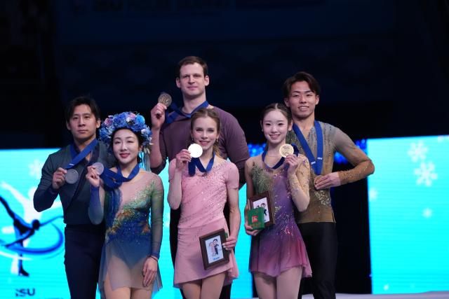 (260125) -- BEIJING, Jan. 25, 2026 (Xinhua) -- Gold medalists Alisa Efimova (front C)/Misha Mitrofanov (rear C) of the United States, silver medalists Sui Wenjing (2nd L)/Han Cong (1st L) of China, bronze medalists Nagaoka Yuna (2nd R)/Moriguchi Sumitada (1st R) of Japan pose on the podium during the awarding ceremony for the pairs at the ISU Four Continents Figure Skating Championships in Beijing, China, Jan. 24, 2026. (Xinhua/Xie Han)