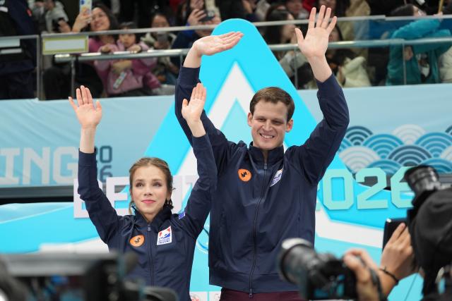 (260125) -- BEIJING, Jan. 25, 2026 (Xinhua) -- Alisa Efimova (L)/Misha Mitrofanov of the United States wave to spectators after the pairs free skating at the ISU Four Continents Figure Skating Championships in Beijing, China, Jan. 24, 2026. (Xinhua/Xie Han)