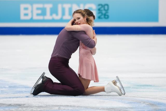 (260125) -- BEIJING, Jan. 25, 2026 (Xinhua) -- Alisa Efimova (R)/Misha Mitrofanov of the United States perform during the pairs free skating at the ISU Four Continents Figure Skating Championships in Beijing, China, Jan. 24, 2026. (Xinhua/Xie Han)