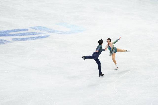 (260125) -- BEIJING, Jan. 25, 2026 (Xinhua) -- Sui Wenjing (R)/Han Cong of China perform during the pairs free skating at the ISU Four Continents Figure Skating Championships in Beijing, China, Jan. 24, 2026. (Xinhua/Xie Han)