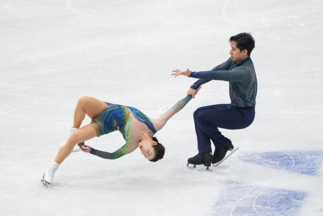 (260125) -- BEIJING, Jan. 25, 2026 (Xinhua) -- Sui Wenjing (L)/Han Cong of China perform during the pairs free skating at the ISU Four Continents Figure Skating Championships in Beijing, China, Jan. 24, 2026. (Xinhua/Xie Han)
