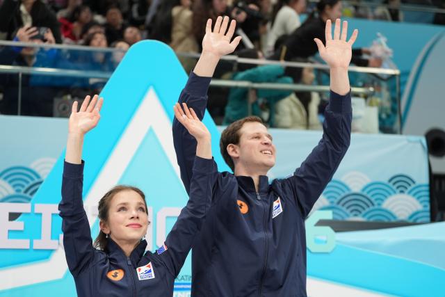 (260125) -- BEIJING, Jan. 25, 2026 (Xinhua) -- Alisa Efimova (L)/Misha Mitrofanov of the United States wave to spectators after the pairs free skating at the ISU Four Continents Figure Skating Championships in Beijing, China, Jan. 24, 2026. (Xinhua/Xie Han)