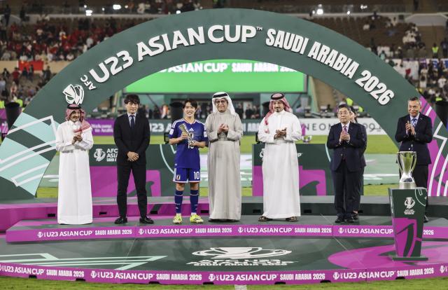 (260124) -- JEDDAH, Jan. 24, 2026 (Xinhua) -- Sato Ryunosuke (3rd L) of Japan receives MVP honor during the awarding ceremony after the 2026 AFC U23 Asian Cup final match between China and Japan in Jeddah, Saudi Arabia, Jan. 24, 2026. (Xinhua/Wang Haizhou)