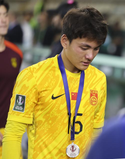 (260124) -- JEDDAH, Jan. 24, 2026 (Xinhua) -- Li Hao, goalkeeper of China reacts during the awarding ceremony after the 2026 AFC U23 Asian Cup final match between China and Japan in Jeddah, Saudi Arabia, Jan. 24, 2026. (Xinhua/Wang Haizhou)