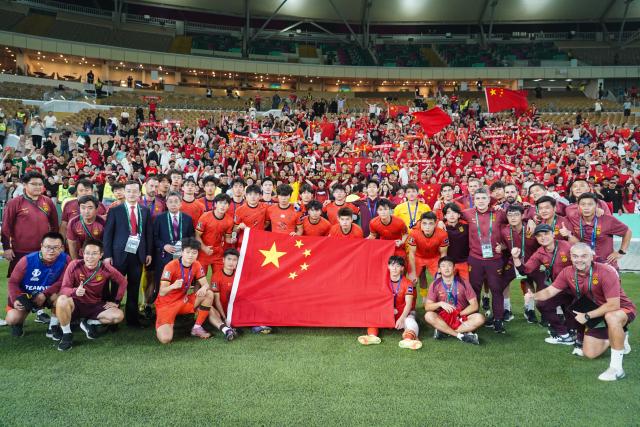 (260124) -- JEDDAH, Jan. 24, 2026 (Xinhua) -- Team China take photos with supporters after the 2026 AFC U23 Asian Cup final match between China and Japan in Jeddah, Saudi Arabia, Jan. 24, 2026. (Xinhua/Wang Haizhou)