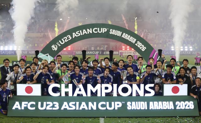 (260124) -- JEDDAH, Jan. 24, 2026 (Xinhua) -- Team Japan celebrate with the trophy after winning the 2026 AFC U23 Asian Cup final match between China and Japan in Jeddah, Saudi Arabia, Jan. 24, 2026. (Xinhua/Wang Haizhou)