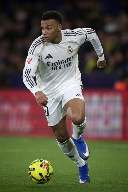 (260125) -- VILA REAL, Jan. 25, 2026 (Xinhua) -- Kylian Mbappe of Real Madrid attempts to pass the ball during the La Liga Match between Villarreal and Real Madrid at Ceramica Stadium in Vila Real, Spain, on January 24, 2026. (Str/Xinhua)