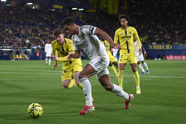(260125) -- VILA REAL, Jan. 25, 2026 (Xinhua) -- Jude Bellingham (Front) of Real Madrid breaks through during the La Liga Match between Villarreal and Real Madrid at Ceramica Stadium in Vila Real, Spain, on January 24, 2026. (Str/Xinhua)