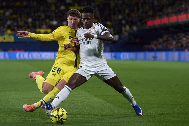 (260125) -- VILA REAL, Jan. 25, 2026 (Xinhua) -- Vinicius Jr (R) of Real Madrid  vies with Pau Navarro of Villarreal during the La Liga Match between Villarreal and Real Madrid at Ceramica Stadium in Vila Real, Spain, on January 24, 2026. (Str/Xinhua)