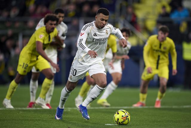 (260125) -- VILA REAL, Jan. 25, 2026 (Xinhua) -- Kylian Mbappe (Front) of Real Madrid breaks through during the La Liga Match between Villarreal and Real Madrid at Ceramica Stadium in Vila Real, Spain, on January 24, 2026. (Str/Xinhua)