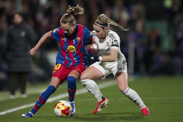 (260125) -- CASTELLON, Jan. 25, 2026 (Xinhua) -- Graham Hansen (L) of Barcelona competes for the ball with Athenea del Castillo of Real Madrid during the final of Spanish Women's Super Cup between Barcelona and Real Madrid in Castellon, Spain, Jan. 24, 2026. (Str/Xinhua)