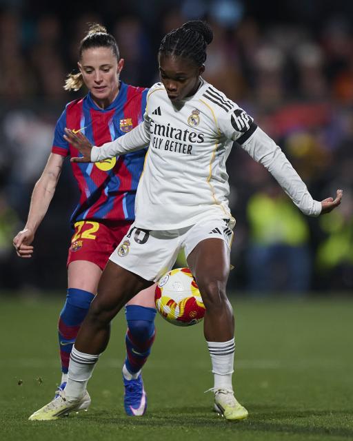 (260125) -- CASTELLON, Jan. 25, 2026 (Xinhua) -- Ona Batlle (L) of Barcelona competes for the ball with Linda Caicedo of Real Madrid during the final of Spanish Women's Super Cup between Barcelona and Real Madrid in Castellon, Spain, Jan. 24, 2026. (Str/Xinhua)