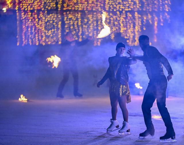 (260125) -- MOSCOW, Jan. 25, 2026 (Xinhua) -- Artists perform during a show named "flaming ice" at an ice rink in a park in Moscow, Russia, Jan. 24, 2026. (Xinhua/Hao Jianwei)