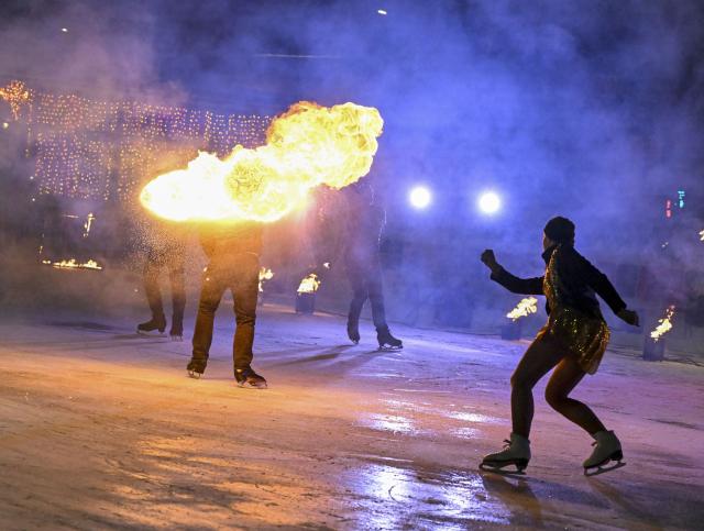 (260125) -- MOSCOW, Jan. 25, 2026 (Xinhua) -- Artists perform during a show named "flaming ice" at an ice rink in a park in Moscow, Russia, Jan. 24, 2026. (Xinhua/Hao Jianwei)