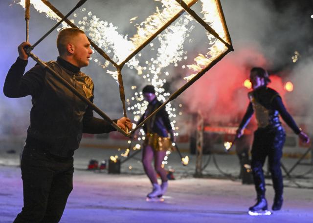 (260125) -- MOSCOW, Jan. 25, 2026 (Xinhua) -- Artists perform during a show named "flaming ice" at an ice rink in a park in Moscow, Russia, Jan. 24, 2026. (Xinhua/Hao Jianwei)