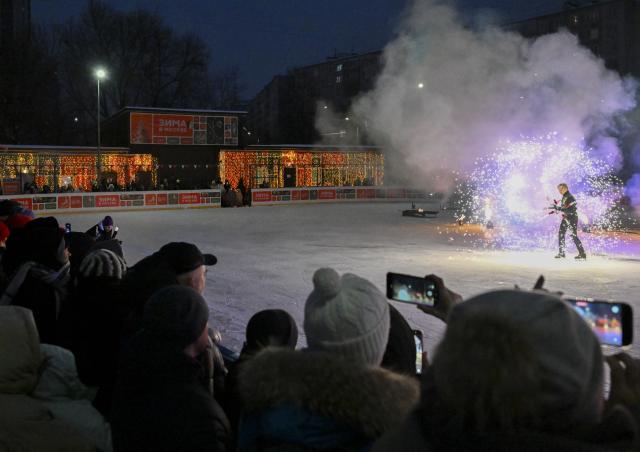 (260125) -- MOSCOW, Jan. 25, 2026 (Xinhua) -- People watch a show named "flaming ice" at an ice rink in a park in Moscow, Russia, Jan. 24, 2026. (Xinhua/Hao Jianwei)