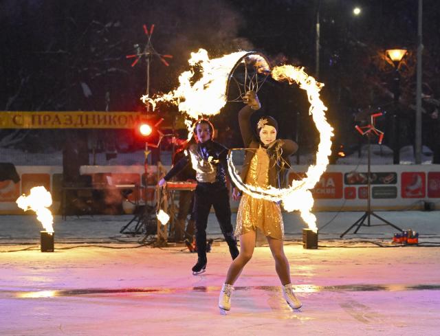 (260125) -- MOSCOW, Jan. 25, 2026 (Xinhua) -- Artists perform during a show named "flaming ice" at an ice rink in a park in Moscow, Russia, Jan. 24, 2026. (Xinhua/Hao Jianwei)