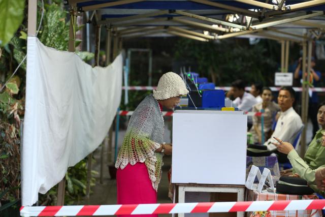 (260125) -- YANGON, Jan. 25, 2026 (Xinhua) -- A voter casts her vote at a polling station in Yangon, Myanmar, Jan. 25, 2026. The final phase of Myanmar's multi-party democratic general election began on Sunday morning, with polling stations opening in about 60 townships. (Xinhua/Myo Kyaw Soe)