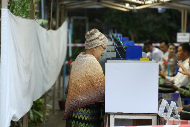 (260125) -- YANGON, Jan. 25, 2026 (Xinhua) -- A voter casts her vote at a polling station in Yangon, Myanmar, Jan. 25, 2026. The final phase of Myanmar's multi-party democratic general election began on Sunday morning, with polling stations opening in about 60 townships. (Xinhua/Myo Kyaw Soe)