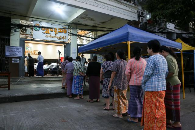 (260125) -- YANGON, Jan. 25, 2026 (Xinhua) -- Voters queue to cast their votes at a polling station in Yangon, Myanmar, Jan. 25, 2026. The final phase of Myanmar's multi-party democratic general election began on Sunday morning, with polling stations opening in about 60 townships. (Xinhua/Myo Kyaw Soe)