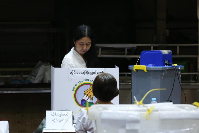 (260125) -- YANGON, Jan. 25, 2026 (Xinhua) -- A voter casts her vote at a polling station in Yangon, Myanmar, Jan. 25, 2026. The final phase of Myanmar's multi-party democratic general election began on Sunday morning, with polling stations opening in about 60 townships. (Xinhua/Myo Kyaw Soe)