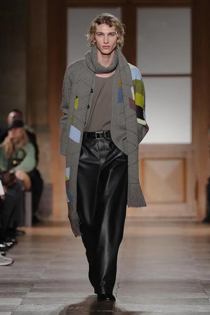 (260125) -- PARIS, Jan. 25, 2026 (Xinhua) -- A model presents a creation from the menswear Fall/Winter 2026-2027 collections by Hermes during the Men Paris Fashion Week, in Paris, France, on Jan. 24, 2026. (MeetEurope/Handout via Xinhua)