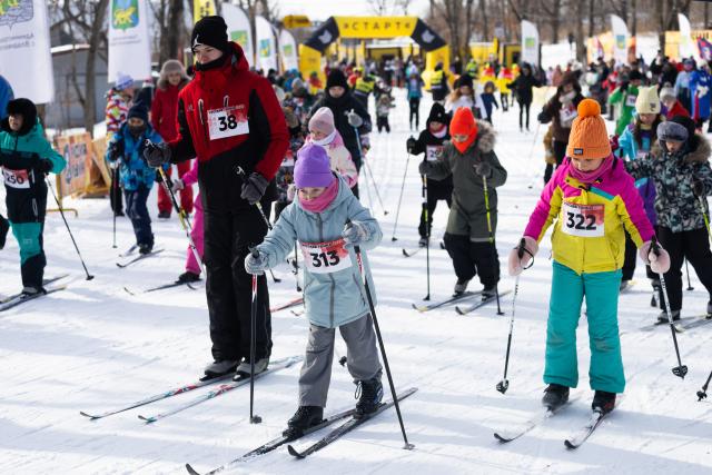 (260125) -- VLADIVOSTOK, Jan. 25, 2026 (Xinhua) -- People participate in a ski competition in Vladivostok, Russia, Jan. 24, 2026. (Photo by Andrey Matveenko/Xinhua)