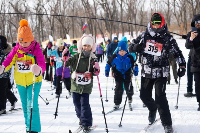 (260125) -- VLADIVOSTOK, Jan. 25, 2026 (Xinhua) -- People participate in a ski competition in Vladivostok, Russia, Jan. 24, 2026. (Photo by Andrey Matveenko/Xinhua)