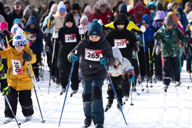 (260125) -- VLADIVOSTOK, Jan. 25, 2026 (Xinhua) -- People participate in a ski competition in Vladivostok, Russia, Jan. 24, 2026. (Photo by Andrey Matveenko/Xinhua)