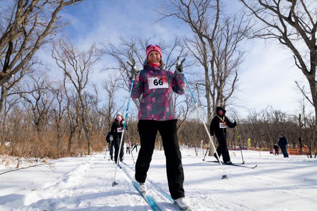 (260125) -- VLADIVOSTOK, Jan. 25, 2026 (Xinhua) -- People participate in a ski competition in Vladivostok, Russia, Jan. 24, 2026. (Photo by Andrey Matveenko/Xinhua)