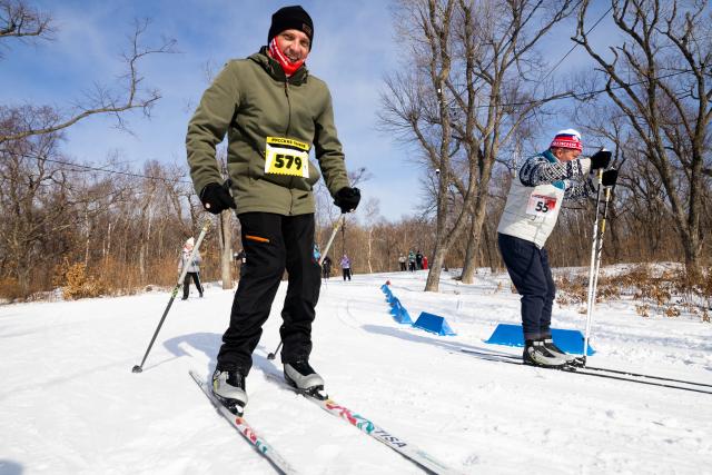 (260125) -- VLADIVOSTOK, Jan. 25, 2026 (Xinhua) -- People participate in a ski competition in Vladivostok, Russia, Jan. 24, 2026. (Photo by Andrey Matveenko/Xinhua)