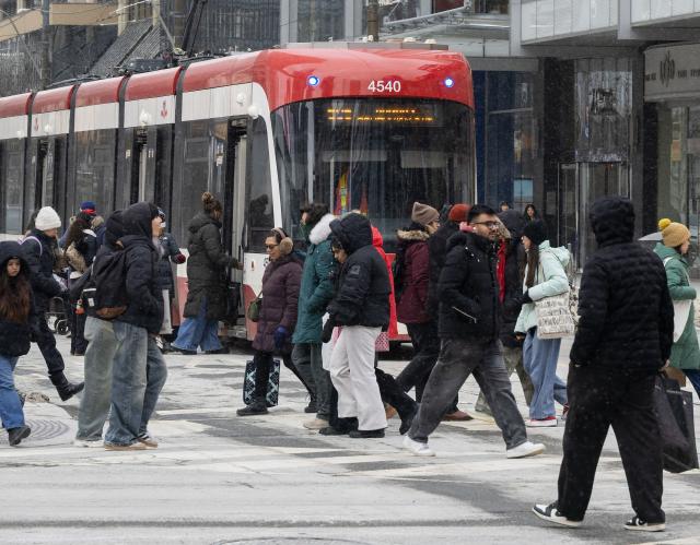 (260125) -- TORONTO, Jan. 25, 2026 (Xinhua) -- People walk on a street in Toronto, Canada, on Jan. 24, 2026. The City of Toronto issued an extreme cold warning from Friday to Saturday, with wind chill values ranging from minus 30 to minus 33 degrees Celsius. (Photo by Zou Zheng/Xinhua)