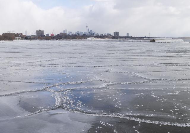 (260125) -- TORONTO, Jan. 25, 2026 (Xinhua) -- This photo taken on Jan. 24, 2026 shows the frozen Lake Ontario in Toronto, Canada. The City of Toronto issued an extreme cold warning from Friday to Saturday, with wind chill values ranging from minus 30 to minus 33 degrees Celsius. (Photo by Zou Zheng/Xinhua)